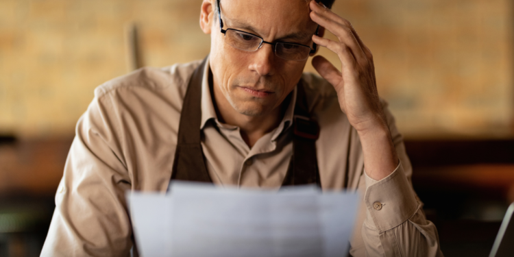 Mais de 60% dos trabalhadores no Brasil enfrentam este problema no fim do mês com o salário