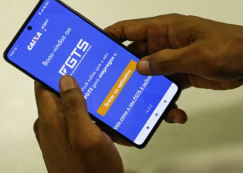O aviso dos especialistas para quem pensa em usar o FGTS para quitar dívidas