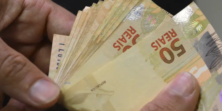 Salário mínimo de R$ 3.242 pode ser confirmado para 2027 no Brasil