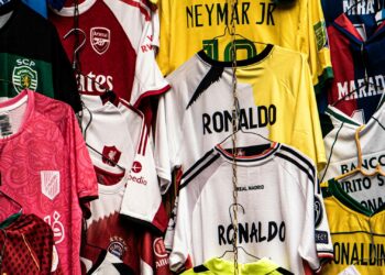 Antes da Copa do Mundo começar, polícia recebe ordem para confiscar camisas das seleções