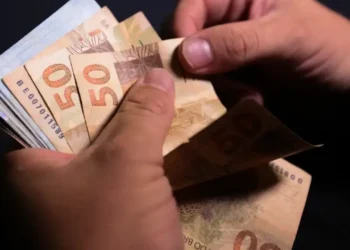 Enquanto professores recebem R$ 3.195 em Aracaju (SE), outra capital brasileira paga R$ 8.851