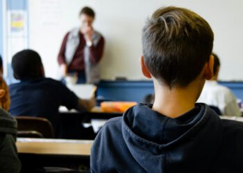 Estudantes podem receber dinheiro do governo só por frequentar a escola no Brasil