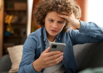 Jovens brasileiros que têm dívida no nome recebem notícia assustadora