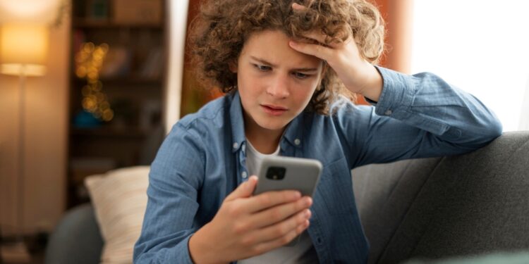 Jovens brasileiros que têm dívida no nome recebem notícia assustadora