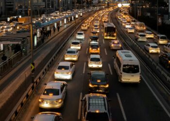 Motoristas recebem aviso sobre interrupção do trânsito por 20 dias no Brasil
