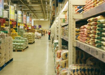 Procon identifica alimentos vencidos há 2 anos em supermercado e recolhe produtos