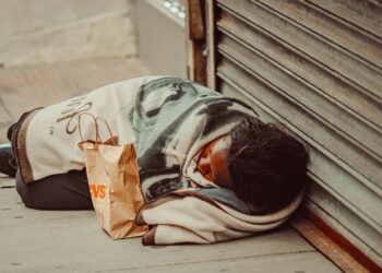 Projeto foi aprovado e cidade no Brasil vai “despachar” os moradores de rua