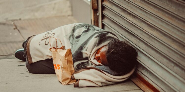Projeto foi aprovado e cidade no Brasil vai “despachar” os moradores de rua