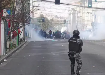 Após protestos da população, político mais poderoso perde metade do salário neste país