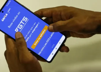 Trabalhadores brasileiros são surpreendidos com notícia sobre o saque-aniversário do FGTS