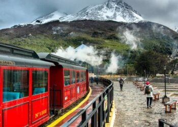 O passeio de trem que custa R$ 170 e virou sensação entre turistas por levar ao “fim do mundo”