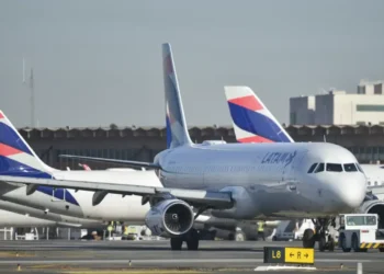 Voos internacionais vão deixar de operar no Brasil após o fim da escala 6×1, revela diretor da LATAM