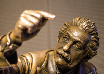 Albert Einstein, físico: “A vida assemelha-se a uma bicicleta: se desejas preservar o equilíbrio, avança para a frente”