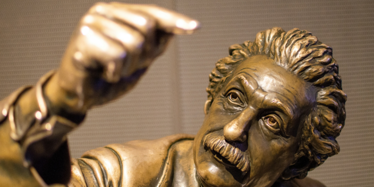 Albert Einstein, físico: “A vida assemelha-se a uma bicicleta: se desejas preservar o equilíbrio, avança para a frente”