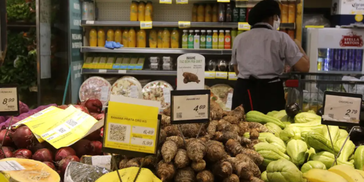 Alerta para brasileiros: nova regra pode limitar funcionamento de supermercados somente até meio-dia
