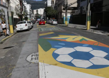 Brasileiros recebem alerta: pintar ruas para a Copa pode acabar em multa e processo