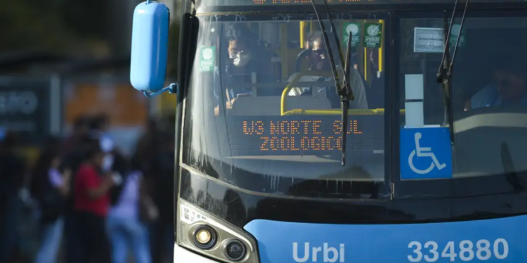 Brasileiros recebem aviso sobre mudanças nos ônibus que começam neste fim de semana