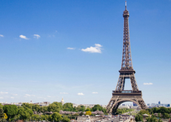 Calor sem precedentes fecha a Torre Eiffel e coloca a Europa em estado de alerta