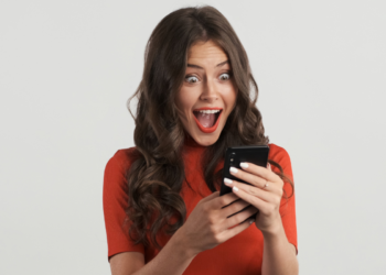 Celular escuta conversas para mostrar anúncios? Especialistas dizem o que realmente acontece