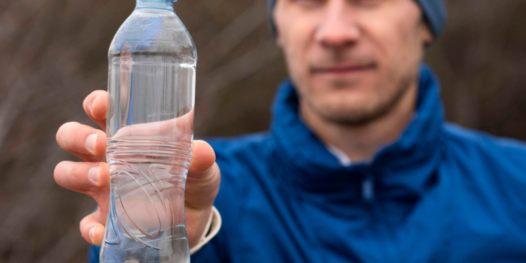 Cientistas alertam que 75% das garrafinhas de água no Brasil estão contaminadas