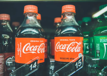 Coca-Cola anuncia mudança e faz alerta para quem compra a garrafa do refrigerante