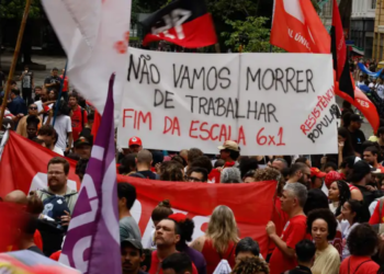 Enquanto brasileiros discutem fim da escala 6×1, projeto de escala 7×0 avança no país