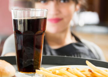Especialistas fazem comunicado urgente para brasileiros que tomam refrigerante durante o almoço