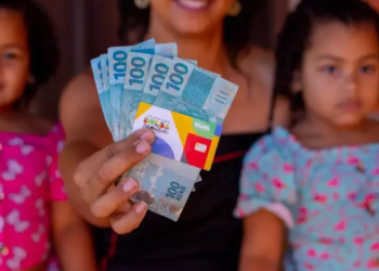 Fact check: brasileira de 51 anos está recebendo R$ 15 mil do Bolsa Família?