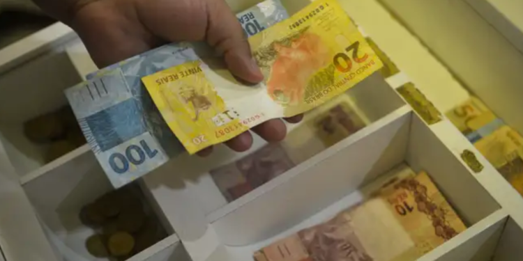 Governo anuncia depósito extra de R$ 16 bilhões na conta de milhões de brasileiros