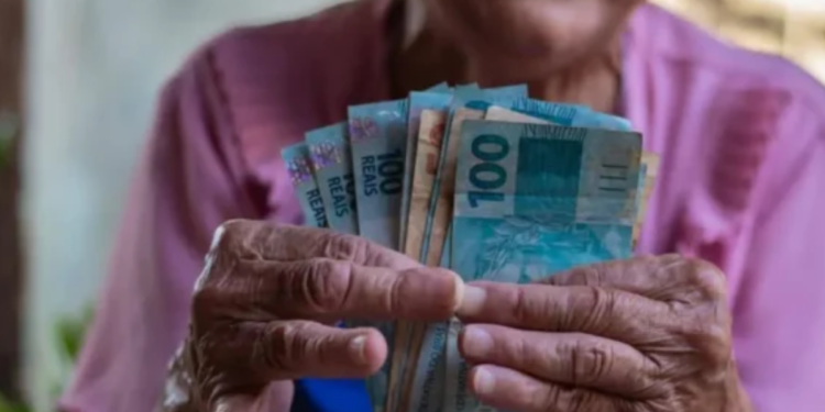 INSS vai pagar bônus para aposentados, além do salário de junho