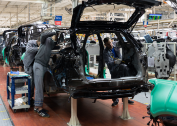 Mercedes quer que funcionários trabalhem até 260 horas a mais, sem receber um centavo por isso