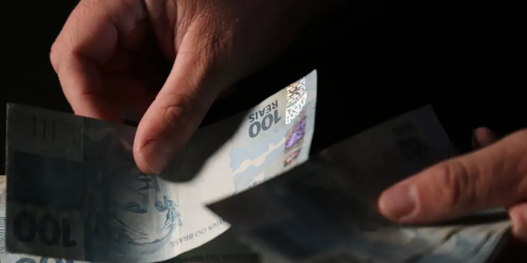 Ministério do Trabalho anuncia suspensão de empréstimos bancários para brasileiros