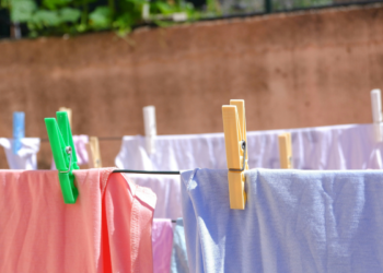 Moradores podem ser multados em R$ 4.450 por colocar roupas na varanda do apartamento nesta cidade