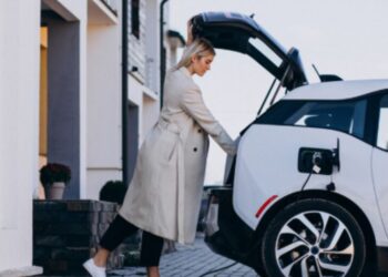 Site revela o que realmente acontece com a conta de luz de quem carrega carro elétrico em casa