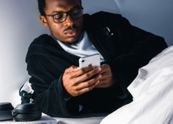 Nem duas horas nem 30 minutos: quanto tempo antes de dormir é preciso largar o telefone para melhorar o sono e evitar a insónia
