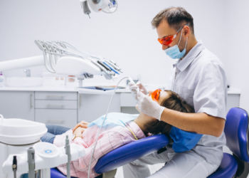 Nova lei deve aumentar o salário mínimo de médicos e dentistas no Brasil