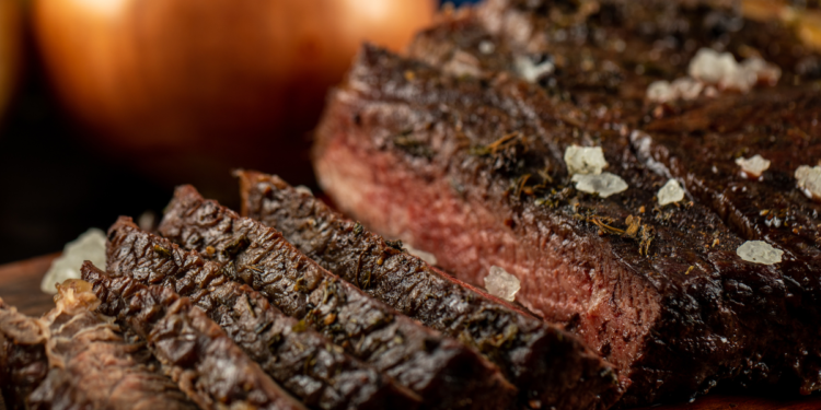 Picanha é bom para churrasco, mas churrasqueiros recomendam outra carne na hora de chamar os amigos