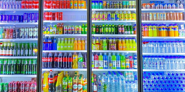 A partir do 10/08, quem for beber em garrafas e latas terá que pagar cobrança obrigatória neste país
