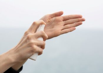 Anvisa emite alerta urgente para brasileiros que usam repelente para espantar mosquitos