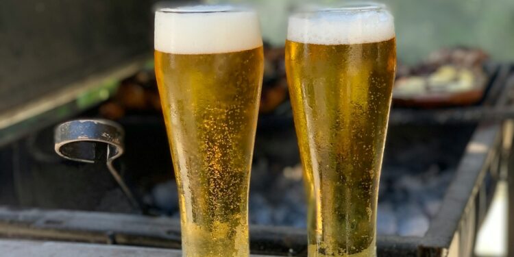 Brasileiros devem se preparar para aumento no preço da cerveja após mudança aprovada no país