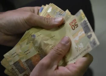 Brasileiros estão perdendo até 18% do salário com essa conta, revela estudo