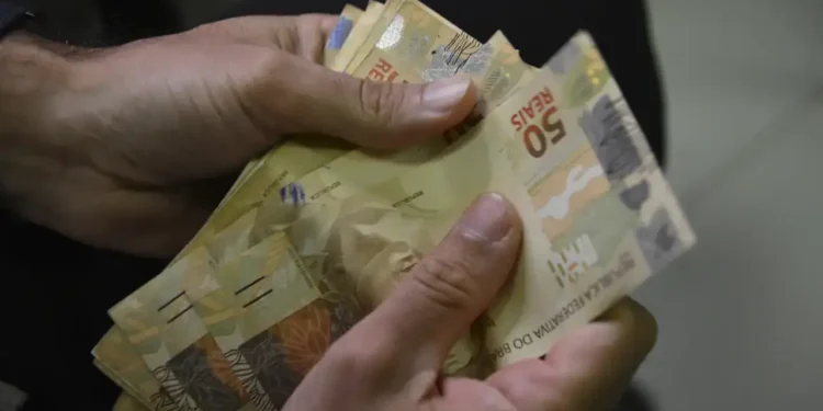 Brasileiros estão perdendo até 18% do salário com essa conta, revela estudo