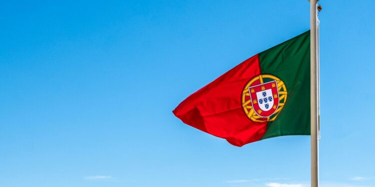 Brasileiros que sonham morar em Portugal recebem aviso sobre mudança nas regras