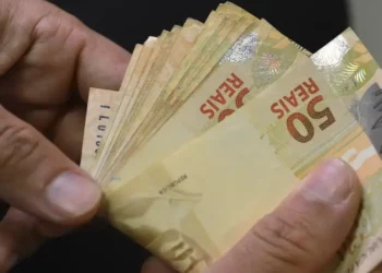 Brasileiros recebem notícia assustadora sobre o valor do salário mínimo caindo para R$ 1.297,12