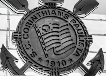 Enquanto todos prestam atenção na Copa, Corinthians assina com reforço de R$ 31 milhões