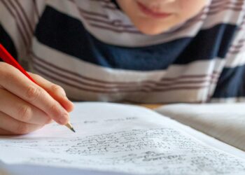 País referência em tecnologia toma decisão surpreendente e volta ao papel e lápis nas escolas