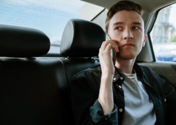 Quem usa o celular enquanto anda de Uber pode acabar recebendo péssima notícia no fim da viagem