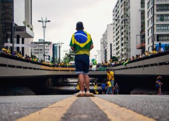 Torcedores recebem alerta sobre multa para quem usar bandeira do Brasil durante a Copa