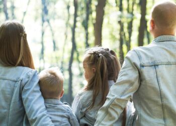 Veja quanto um casal com 2 filhos deve receber para viver tranquilo no Brasil em 2026