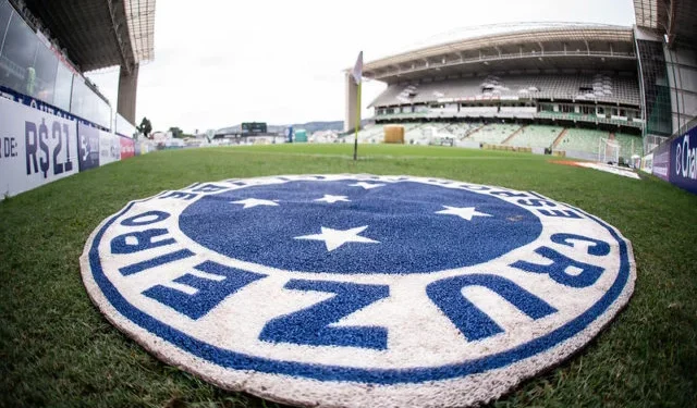 Decisão inesperada do Cruzeiro pega torcedores de surpresa e técnico deixa o clube
